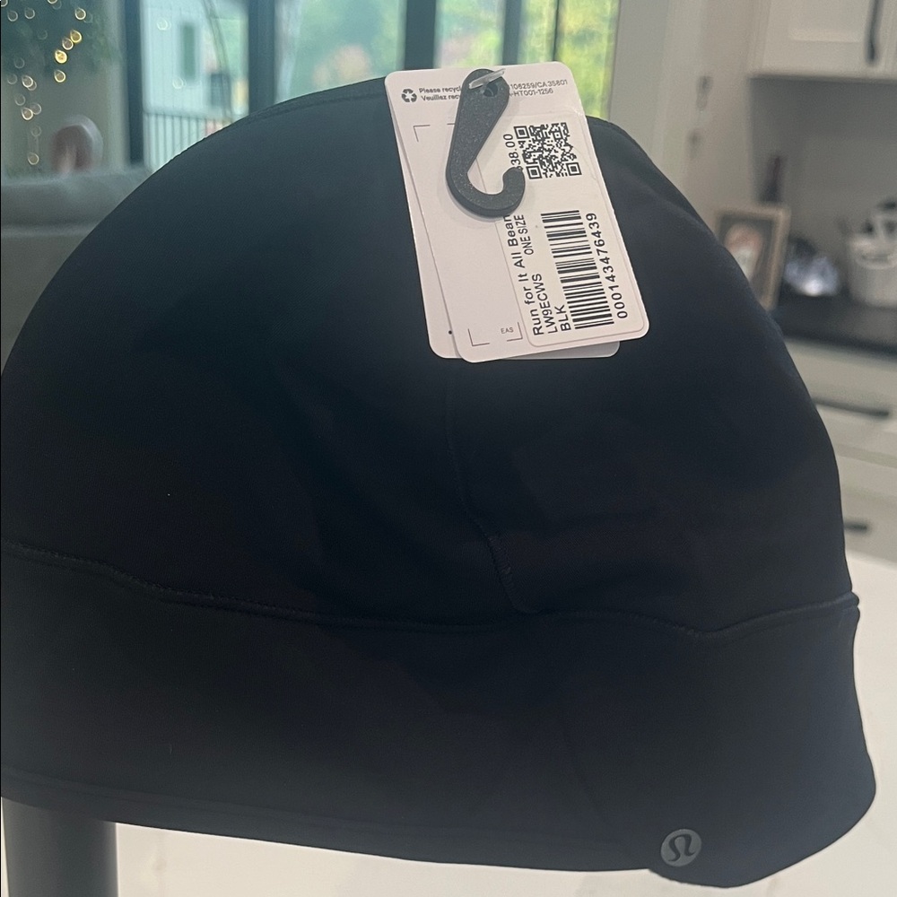 Lululemon Run for It Black Beanie, reflective logo, one size